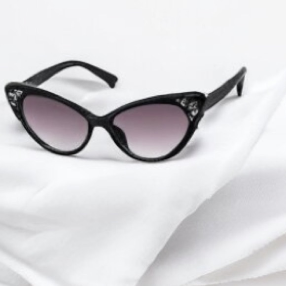 Betsey Johnson Accessories - BETSEY JOHNSON black retro cat eye rhinestone sunglasses